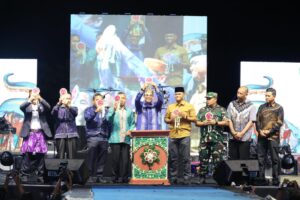 Ribuan Penonton Tumpah Ruah, Bupati Andi Rudi Latif Buka Aksi Festival Budaya 2025