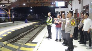 Pantau Lonjakan Penumpang Natal, Kapolres Nganjuk Tinjau Stasiun Kereta Api