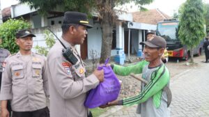 Kapolda Jatim Salurkan Bansos dan Motor Roda Tiga dalam Rangkaian Kegiatan Kapolri di Nglundo