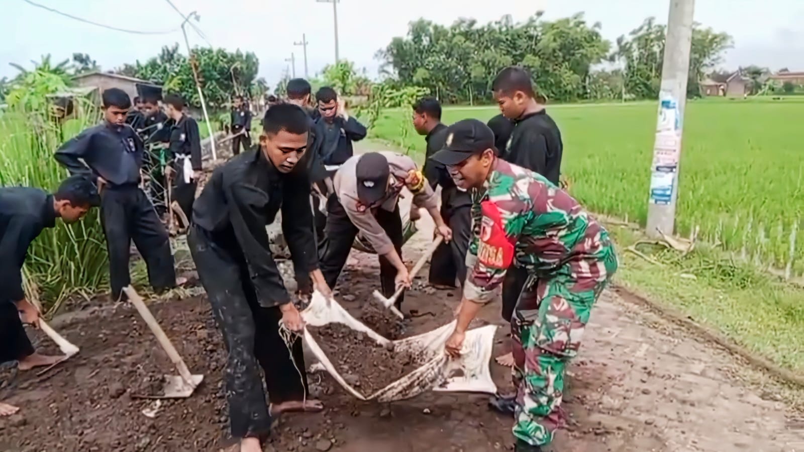 Bhabinkamtibmas Desa Getas Bangun Kedekatan Lewat Kerja Bakti Bersama Siswa PSHT