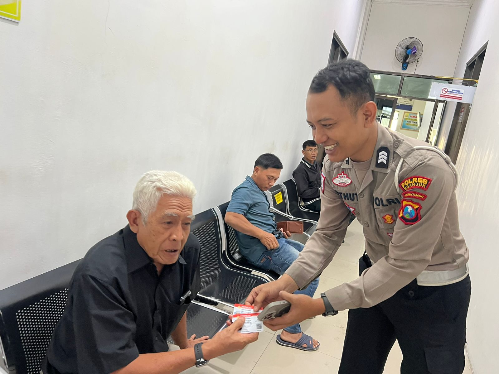 Satlantas Nganjuk Kedepankan Pelayanan Inklusif bagi Pemohon SIM Lansia