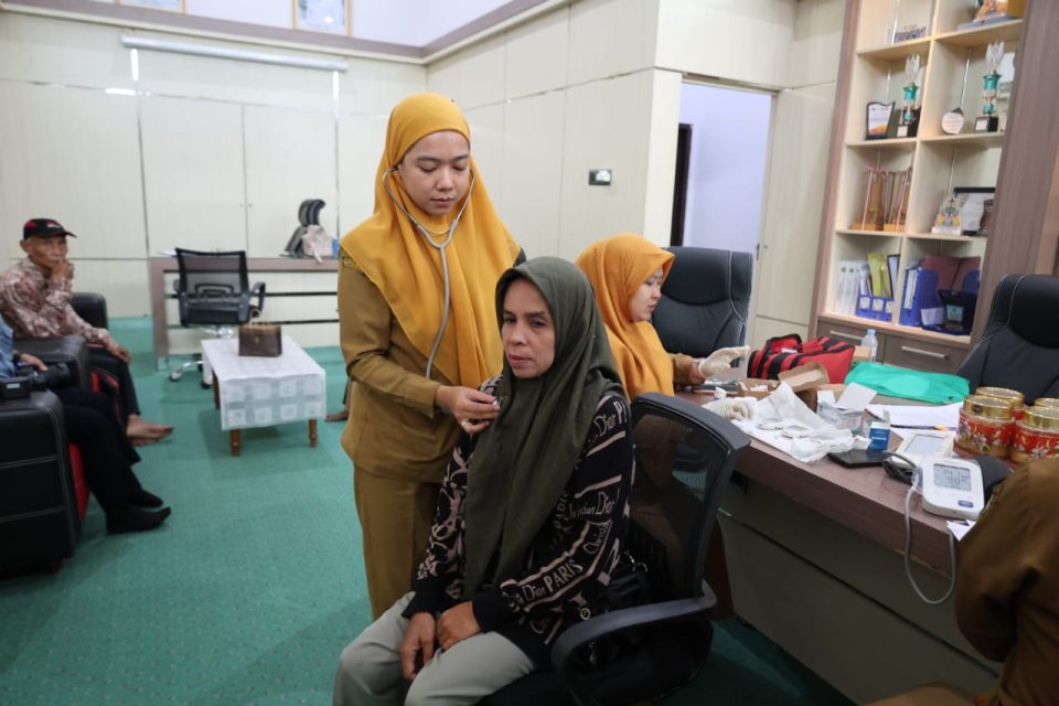 Salurkan Bansos, Bupati Andi Rudi Latif Tekankan Layanan Kesehatan dan Pemberdayaan