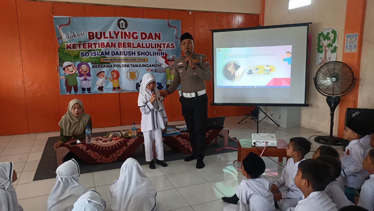 Polsek Warujayeng Hadirkan Edukasi Anti Bullying dan Keselamatan Berlalu Lintas bagi Siswa SDI Darush Sholihin