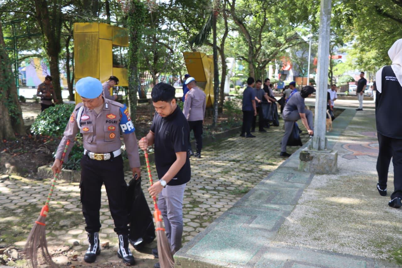 Polres Tanah Bumbu Laksanakan Aksi Bersih-Bersih di Taman Education dan Pasar Minggu