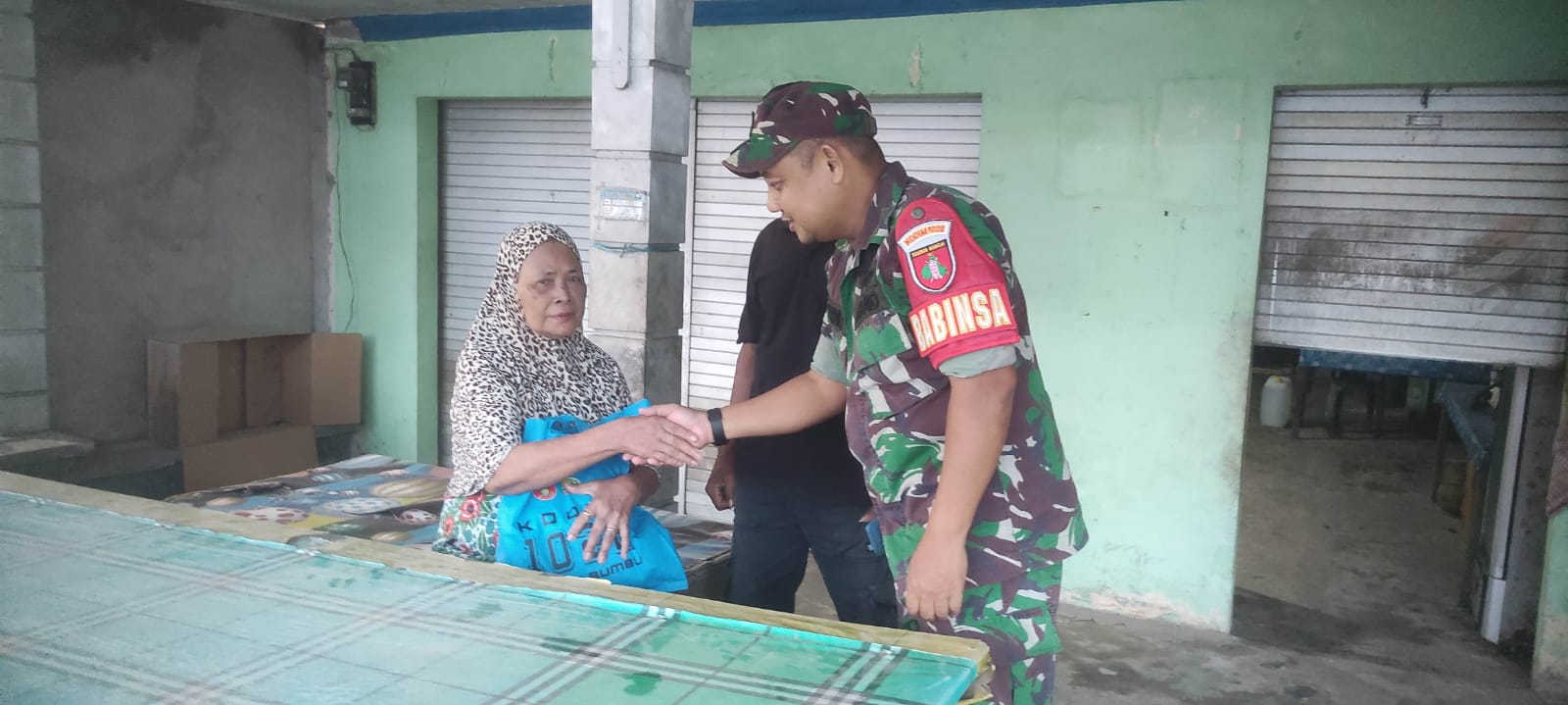 Salurkan Bantuan Sosial, Koramil Karang Bintang dan Posko Satu Jiwa Terus Hadir di Tengah Masyarakat
