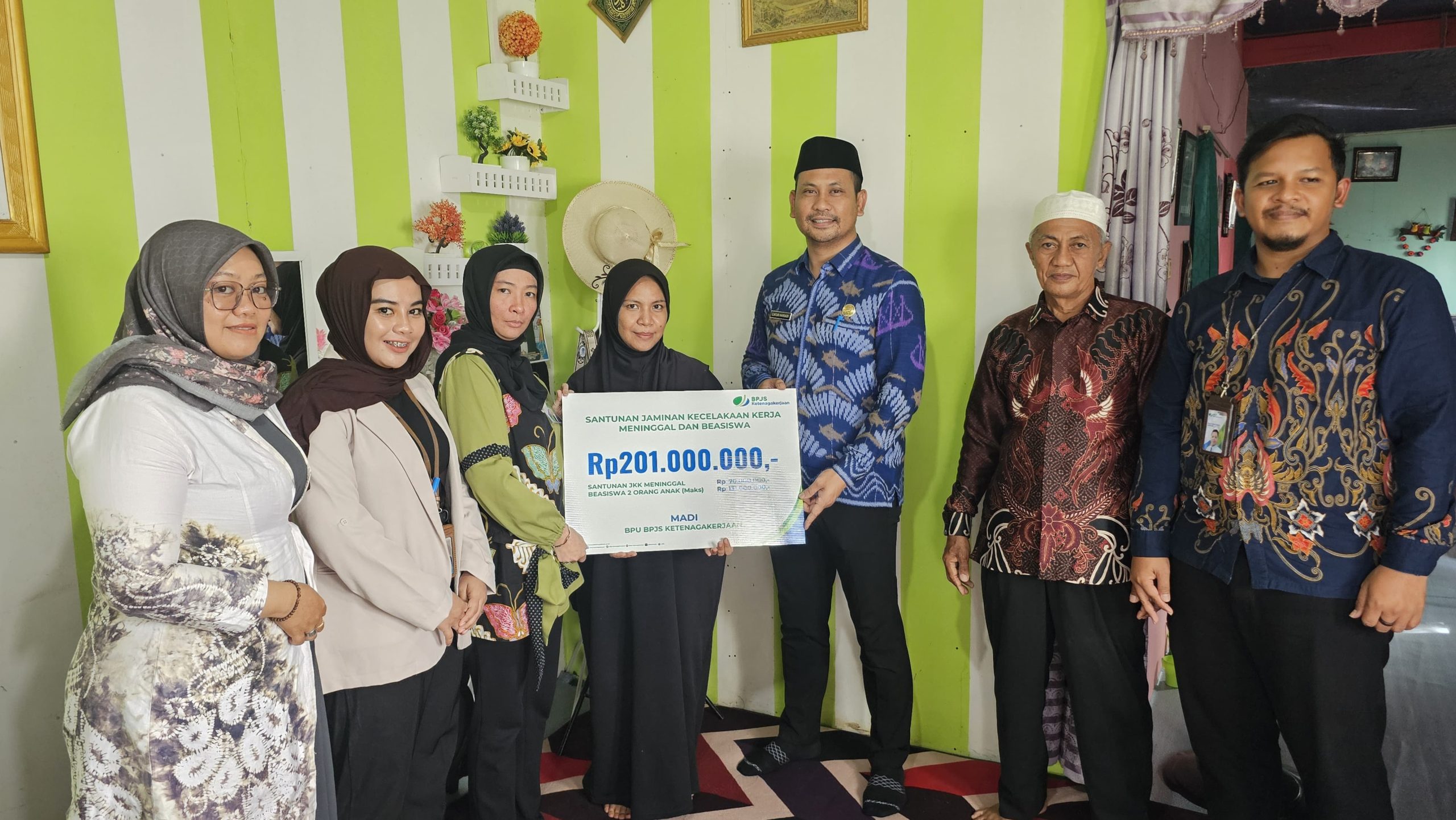 Negara Hadir untuk Keluarga Pekerja: BPJS Ketenagakerjaan Batulicin Serahkan Santunan Rp70 Juta dan Beasiswa Rp131 Juta kepada Keluarga Almarhum Madi