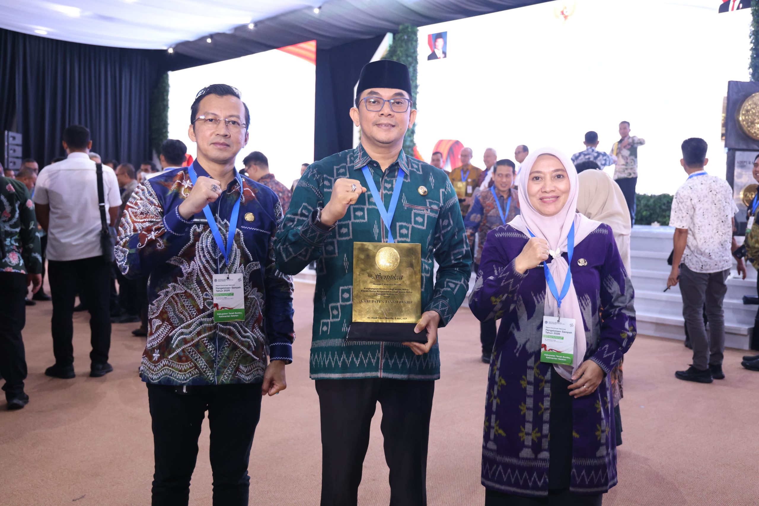 Tanah Bumbu Terima Predikat Sertifikat Menuju Kabupaten Bersih Tahun 2025
