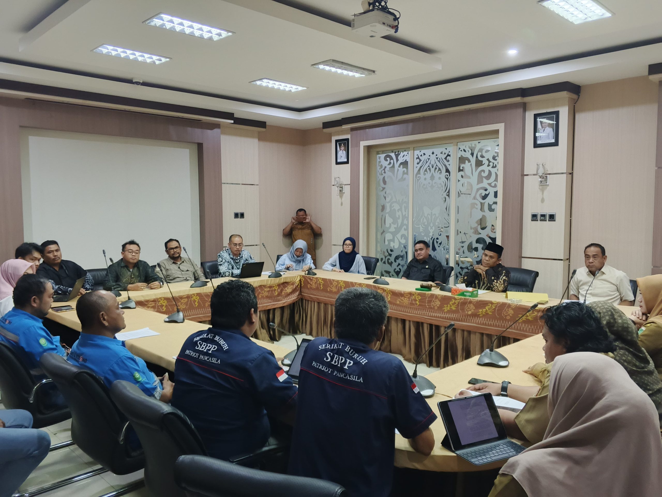 DPRD dan Disnaker Tanbu Bahas Polemik Larangan Pendampingan Serikat Buruh