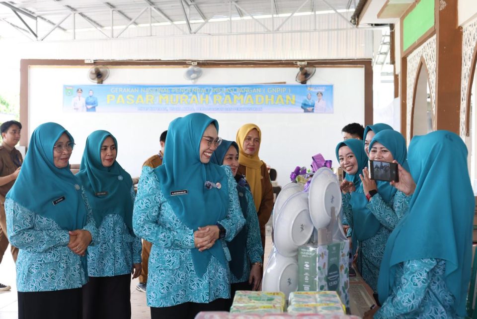 Ketua TP PKK Tanbu Buka Pasar Murah Ramadan di Kecamatan Simpang Empat