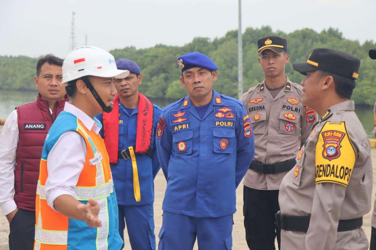 Pastikan Keamanan Berlayar Arus Mudik, Polres Tanbu Lakukan Tes Urine Nahkoda Kapal