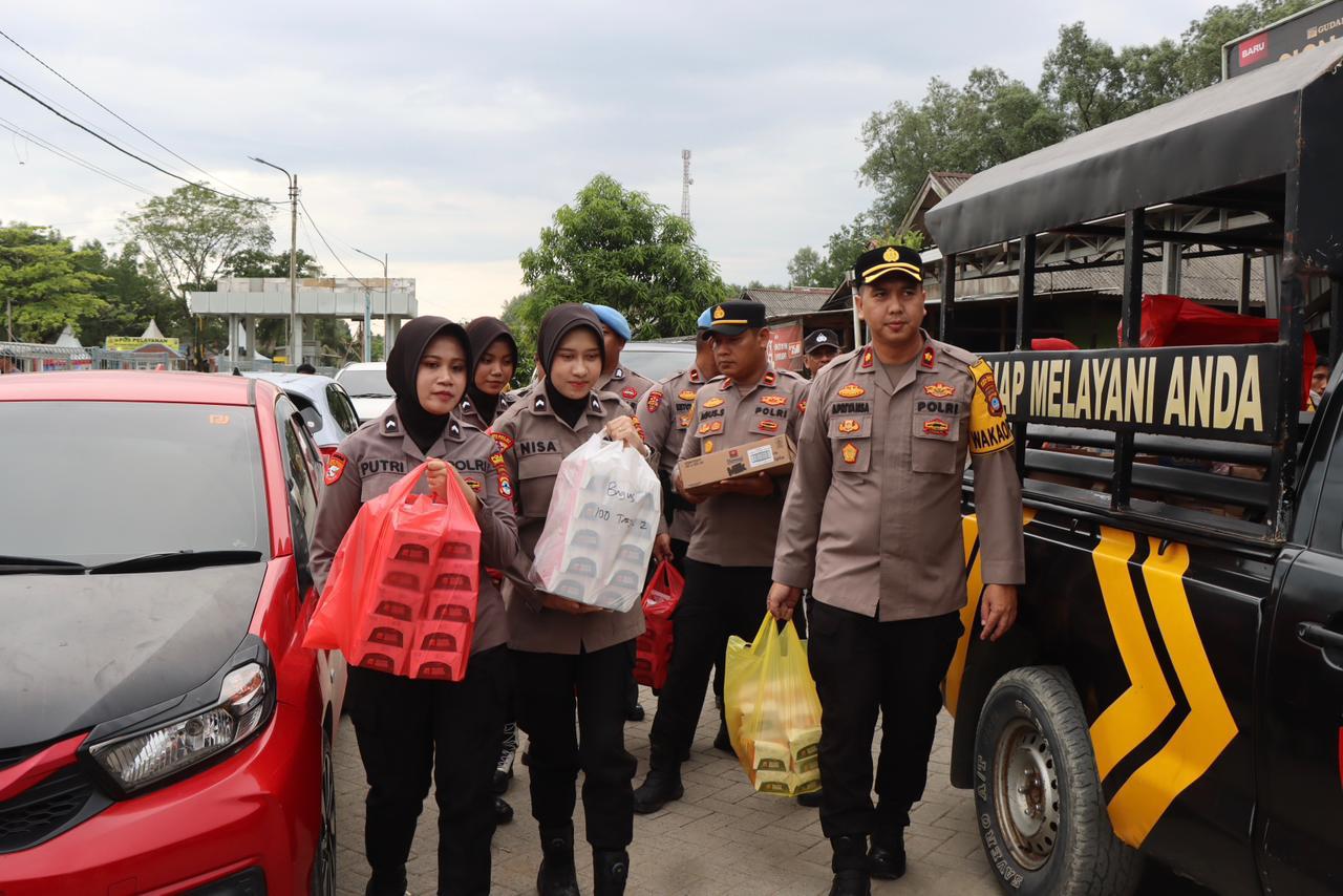 Wakapolres Tanah Bumbu Berbagi Takjil untuk Penumpang Kapal Awu-Awu, Wujud Kepedulian di Bulan Ramadan