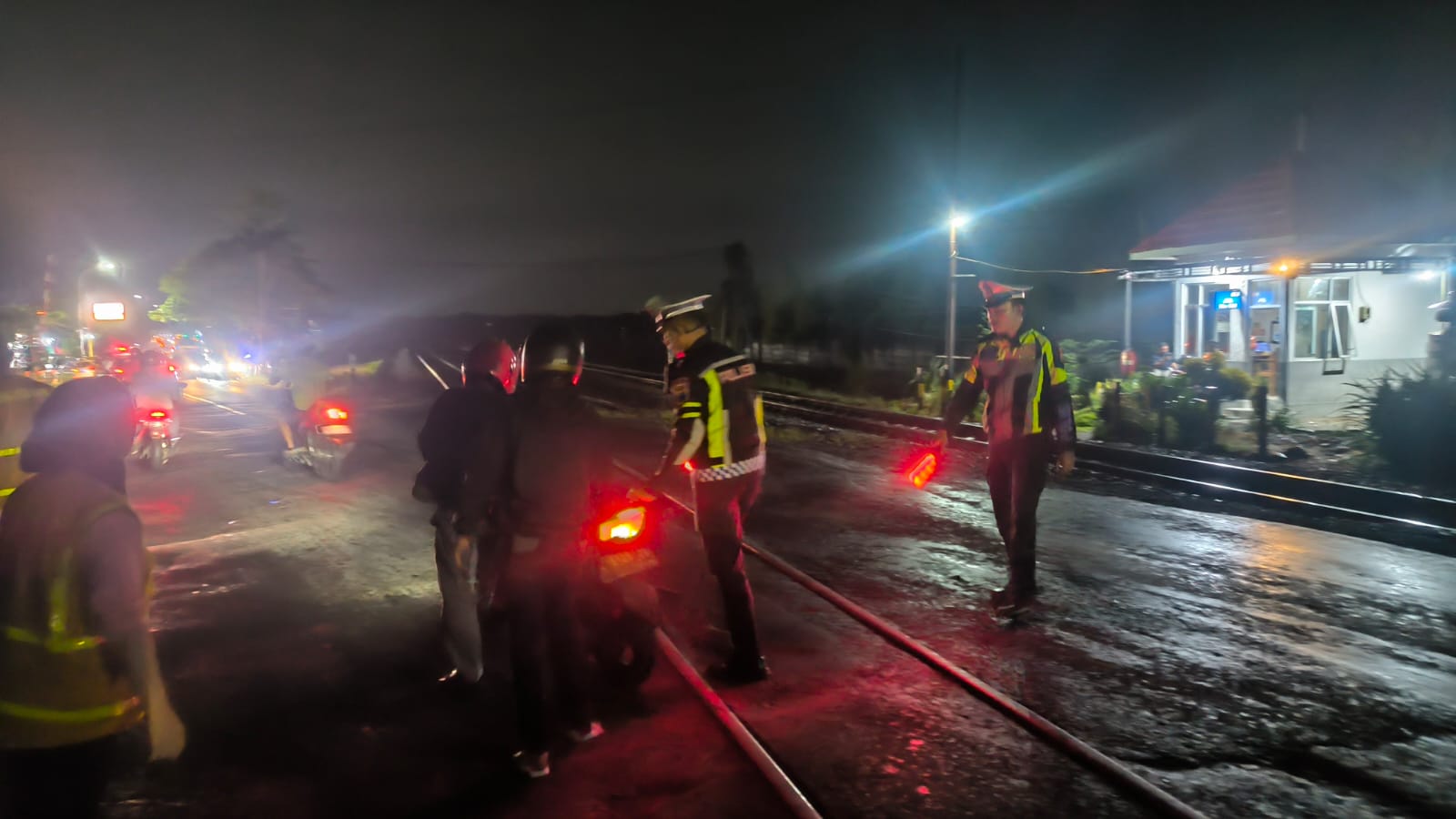 Siaga Ekstra, Perlintasan KA Bagor Rawan, Polres Nganjuk Turunkan Ambulans Khusus untuk Selamatkan Pemudik