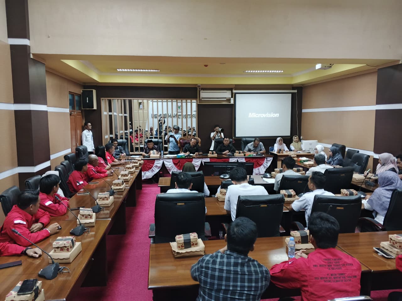 DPRD Tanbu Gelar RDP Bersama Disnaker, Perusahaan dan Serikat Buruh, Hasilkan Sejumlah Rekomendasi  Obsesirakyat.com, Tanah Bumbu – DPRD Kabupaten Tanah Bumbu menggelar Rapat Dengar Pendapat (RDP) gabungan komisi pada Rabu (01/04/2026), guna menindaklanjuti laporan dan aspirasi terkait dinamika ketenagakerjaan.  Rapat tersebut melibatkan Dinas Tenaga Kerja dan Transmigrasi Kabupaten Tanah Bumbu, Kepala Balai Pengawas Ketenagakerjaan Daerah Wilayah IV Provinsi Kalimantan Selatan, pimpinan PT Imecon Teknindo, pimpinan PT Transcoal Minerby, serta perwakilan serikat buruh dari FSB KIKES-KSBSI di Kabupaten Kotabaru dan Tanah Bumbu.  RDP dipimpin oleh Wakil Ketua Komisi III DPRD Tanah Bumbu, I Wayan Sudarma, yang didampingi sejumlah anggota dewan.  Dalam keterangannya, I Wayan menyampaikan bahwa kegiatan ini merupakan tindak lanjut dari aspirasi masyarakat yang masuk ke DPRD terkait persoalan ketenagakerjaan di PT Imecon Teknindo dan PT Transcoal Minerby.  “DPRD memiliki kewajiban moral untuk memastikan iklim hubungan industrial berjalan sehat. Bukan untuk saling menyalahkan, tetapi agar hak-hak pekerja tetap terjaga secara kemanusiaan dan sesuai hukum,” ujarnya.  Setelah melalui sesi diskusi dan mendengarkan penjelasan dari berbagai pihak, DPRD Tanah Bumbu menghasilkan sejumlah rekomendasi penting.  Pertama, PT Imecon Teknindo dan PT Transcoal Minerby diwajibkan menerapkan sistem cuti roster yang seragam dan adil bagi seluruh karyawan tanpa membedakan asal-usul perusahaan.  Kedua, perusahaan diminta segera melakukan sosialisasi terbuka terkait peraturan perusahaan kepada seluruh pekerja, mengingat selama ini belum tersampaikan secara menyeluruh.  Ketiga, salinan Perjanjian Bersama (PB) yang telah disahkan wajib dibagikan kepada karyawan atau dipasang di papan pengumuman perusahaan, sebagaimana amanat Undang-Undang Nomor 13 Tahun 2003 Pasal 114.  Keempat, perusahaan diwajibkan menyusun dan menjalankan prosedur peningkatan keterampilan (skill up) secara transparan, serta memprioritaskan tenaga kerja lokal atau helper lama untuk diangkat menjadi driver dalam waktu 30 hari sejak rekomendasi diterbitkan.  Kelima, mengacu pada Perda Tanah Bumbu Nomor 3 Tahun 2024, perusahaan dilarang merekrut driver dari luar daerah selama tenaga kerja lokal masih tersedia dan memenuhi syarat untuk ditingkatkan kompetensinya.  Keenam, terkait pemasangan AC pada unit dump truck (DT), DPRD meminta Balai Pengawas Ketenagakerjaan Wilayah IV melakukan verifikasi lapangan guna memastikan kelayakan unit, serta mengoordinasikan hasilnya untuk penyelesaian bersama.  Selain itu, pihak perusahaan juga diwajibkan menyampaikan laporan tertulis terkait progres pelaksanaan rekomendasi kepada DPRD Tanah Bumbu setiap dua minggu sekali hingga seluruh permasalahan dinyatakan selesai.  DPRD menegaskan bahwa rekomendasi ini memiliki kekuatan hukum dalam fungsi pengawasan legislatif. Ketidakpatuhan terhadap poin-poin tersebut dapat berujung pada sanksi, mulai dari penghentian sementara kegiatan operasional hingga pencabutan izin sesuai mekanisme yang  berlaku.  Terpisah, Ketua DPC FSB KIKES-KSBSI Kabupaten Kotabaru dan Tanah Bumbu, Muhammad Yusriadi Sembiring, menyambut positif hasil RDP tersebut, mengingat permasalahan ini telah diperjuangkan dalam setahun terakhir.  Ia berharap perusahaan dapat menjalankan seluruh rekomendasi demi meningkatkan kesejahteraan karyawan. “Jika tidak dijalankan, kami akan membawa permasalahan ini ke tingkat provinsi,” tegasnya.