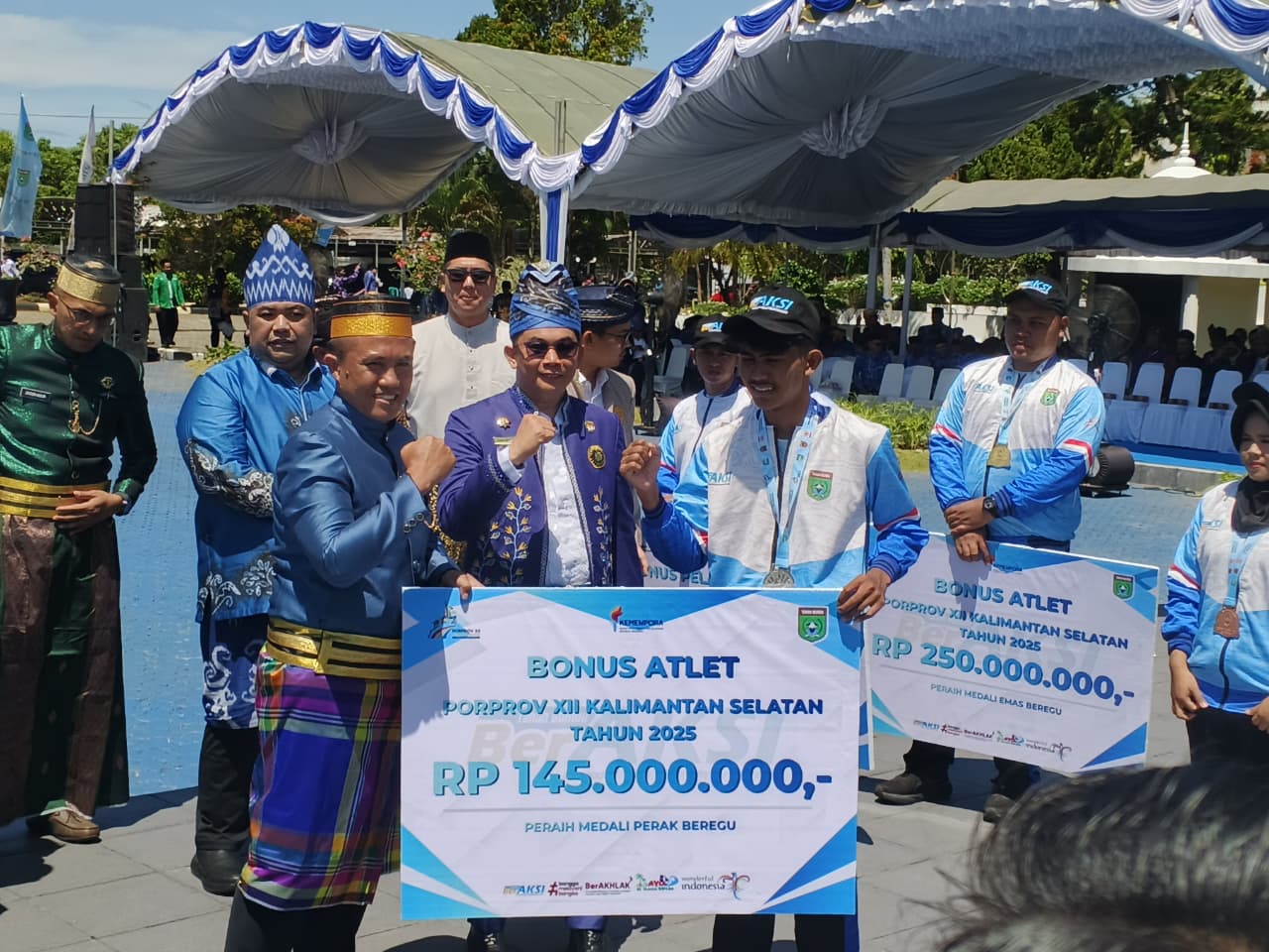 Bupati Andi Rudi Latif Serahkan Bonus Atlet Berprestasi dalam HUT Tanbu ke-23