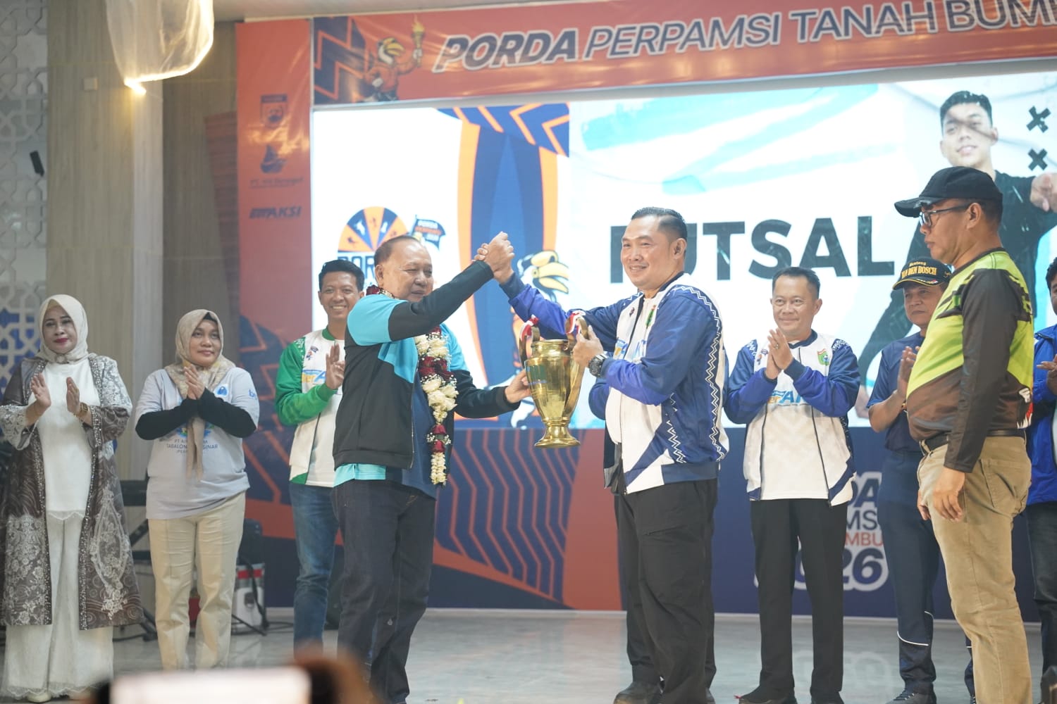 12 Tahun Menanti, Tanah Bumbu Raih Juara Umum PORDA PERPAMSI Kalsel 2026  Obsesirakyat.com, Tanah Bumbu – Kabupaten Tanah Bumbu mencatat sejarah gemilang setelah berhasil meraih Juara Umum pada Pekan Olahraga Daerah (PORDA) Persatuan Perusahaan Air Minum Seluruh Indonesia (PERPAMSI) se-Kalimantan Selatan Tahun 2026.  Prestasi ini diraih melalui perjuangan penuh semangat oleh PT Air Minum Bersujud dalam ajang yang berlangsung pada 17–18 April 2026 di Simpang Empat dan Batulicin, Kabupaten Tanah Bumbu.  Bupati Tanah Bumbu, Andi Rudi Latif, melalui Plt Direktur PT AM Bersujud, Dwi Dibyo Raharjo, menyampaikan rasa syukur dan kebanggaan atas pencapaian tersebut.   Ia memberikan apresiasi kepada seluruh jajaran PT AM Bersujud yang telah berjuang keras sehingga mampu mengharumkan nama daerah di tingkat provinsi.    Tanah Bumbu sebelumnya pernah menjadi tuan rumah PORDA PERPAMSI pada tahun 2014. Dua belas tahun kemudian, pada 2026, kembali dipercaya menjadi tuan rumah sekaligus berhasil meraih gelar juara umum.  Prestasi ini menegaskan komitmen sebagaimana Misi Pembangunan Tanah Bumbu 2025-2030 yaitu : Meningkatkan prestasi di bidang seni, budaya, dan olahraga, serta melestarikan warisan budaya daerah.  Berikut Daftar Juara pada PORDA PERPAMSI 2026 Kalimantan Selatan di Kabupaten Tanah Bumbu :  *Juara Umum : PT AM Bersujud*  *FUTSAL*  Juara 1 : PT AM Bersujud Juara 2 : PT AM Intan Banjar Juara 3 : PT AM Sanggam Balangan dan PT AM Agung Tirta Amuntai Best player : Aldy Fisabilillah (PT AM Bersujud) Top Scorer : Thaha (PT AM Bersujud)  *BULU TANGKIS* Juara 1 : PT AM Bandarmasih Juara 2 : PT AM Bersujud Juara 3 : PT AM Intan Banjar dan PT AM Batola  *VOCAL POP PRIA* Juara 1 : Ari Taufan Rahman (PT AM Bersujud) Juara 2 : Muhammad Salman (PDAM Kotabaru) Juara 3 :M. Sugiannor Darma Kusuma (PAM Bandarmasih)  *VOCAL POP WANITA* Juara 1 : Hasna Nabila Putri (PT AM Sanggam Balangan) Juara 2 : Farah Aufa (PDAM Barito Kuala) Juara 3 : Julita (PDAM Kotabaru)  *VOCAL DANGDUT* Juara 1 : M Taufik (PT AM Sanggam Balangan) Juara 2 : Taufik Rahman (PT AM Intan Banjar) Juara 3 : Kuraani (PT AM Berkah Banua) Juara Favorit : Raudatul Jannah (PT AM Bersujud)  *CATUR BEREGU* Juara 1 : PT AM Tirta Amandit Juara 2 : PT AM Tabalong Bersinar Juara 3 : PAM Bandarmasih  *CATUR PERORANGAN* Juara 1 : PT AM Intan Banjar Juara 2 : PT AM Bersujud Juara 3 : PT Bastari Maju Tapin  *TENIS MEJA* Juara 1 : PT AM Intan Banjar dan PDAM Barito Kuala Juara 3 : PT AM Bersujud dan PAM Bamdarmasih  *Billiar Direktur Juara 1 : PAM Bandarmasih Juara 2 : PT AM Tirta Amandit Juara 3 : PT AM Tabalong Bersinar dan PT AM Tirta Agung Amuntai  *Billiar Pegawai* Juara 1 : Gusti Ridho (PAM Bandarmasih) Juara 2 : M Haitami (PT AM Bersujud) Juara 3 : Iwan Wahyuni (PT AM Bastari Maju Tapin) dan Angga Susila Putra (PT AM Tirta Agung Amuntai)  *DEFILE* Juara 1 : PDAM Kotabaru Juara 2 : PAM Bandarmasih