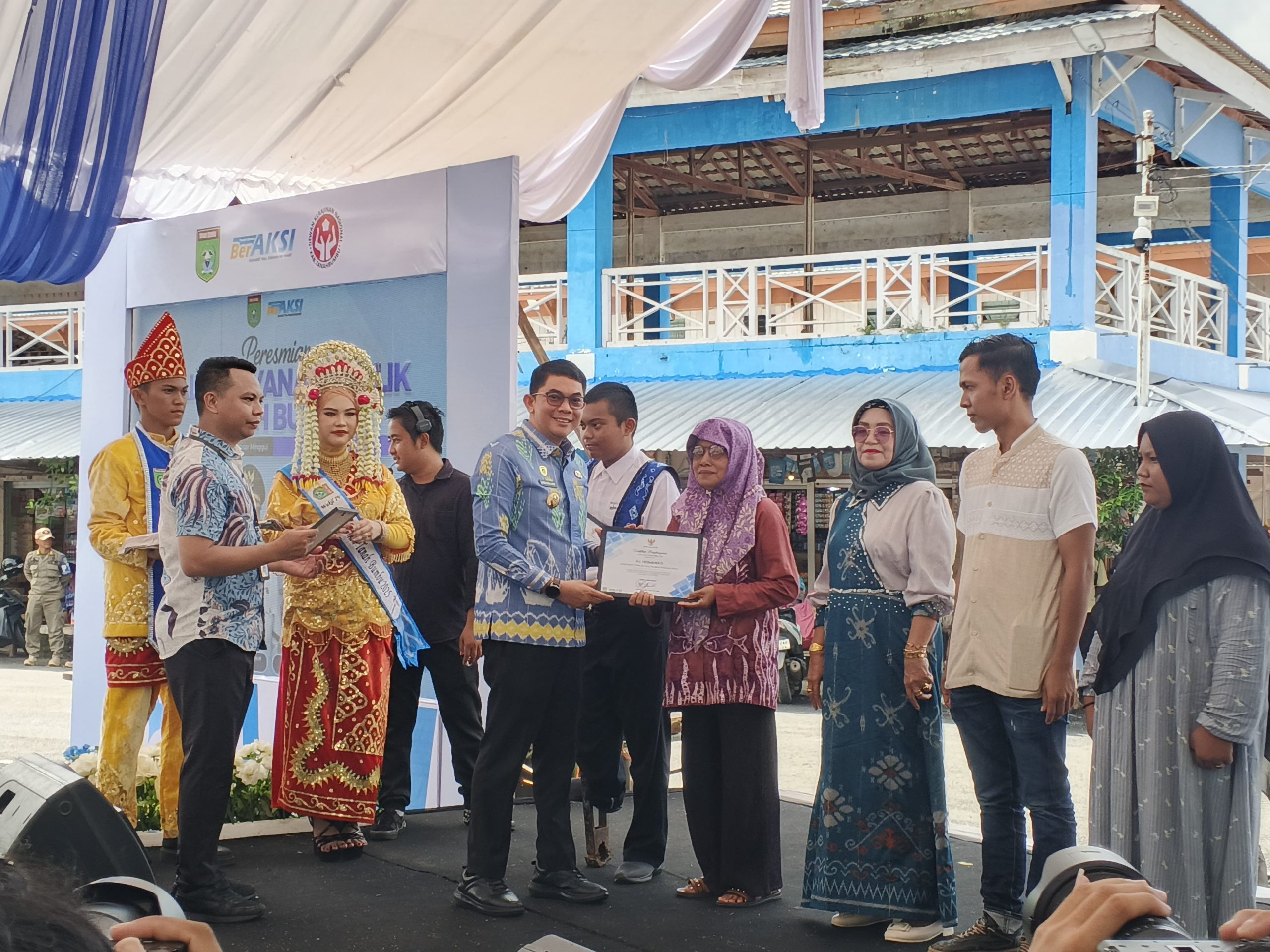 Bupati Tanbu Andi Rudi Latif Serahkan Santunan BPJS Ketenagakerjaan Rp2,8 Miliar Bagi Pekerja Rentan