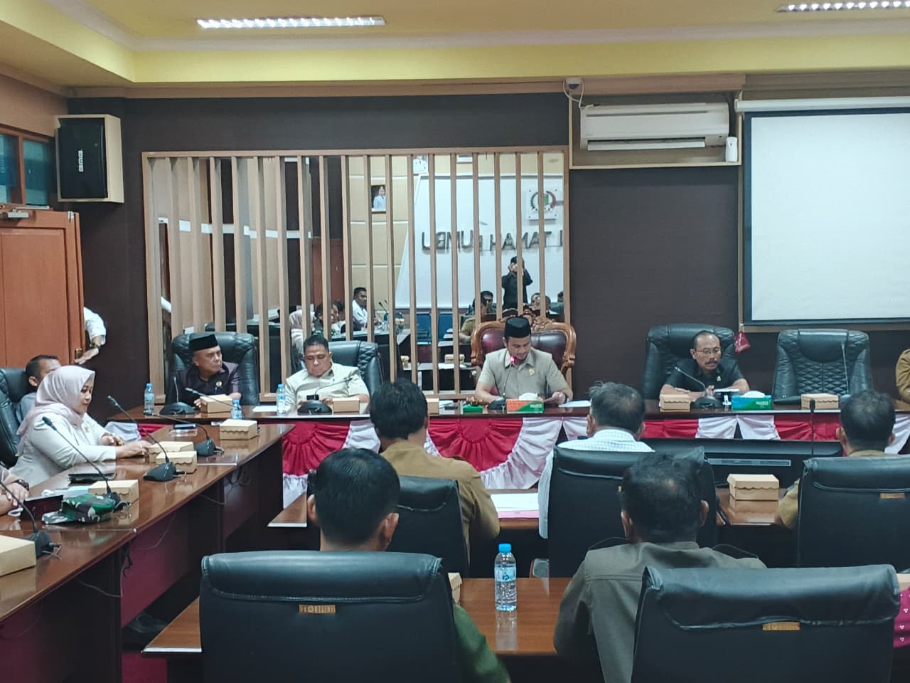 Rapat Gabungan DPRD Tanah Bumbu Bahas Progres SHM Desa Tri Martani