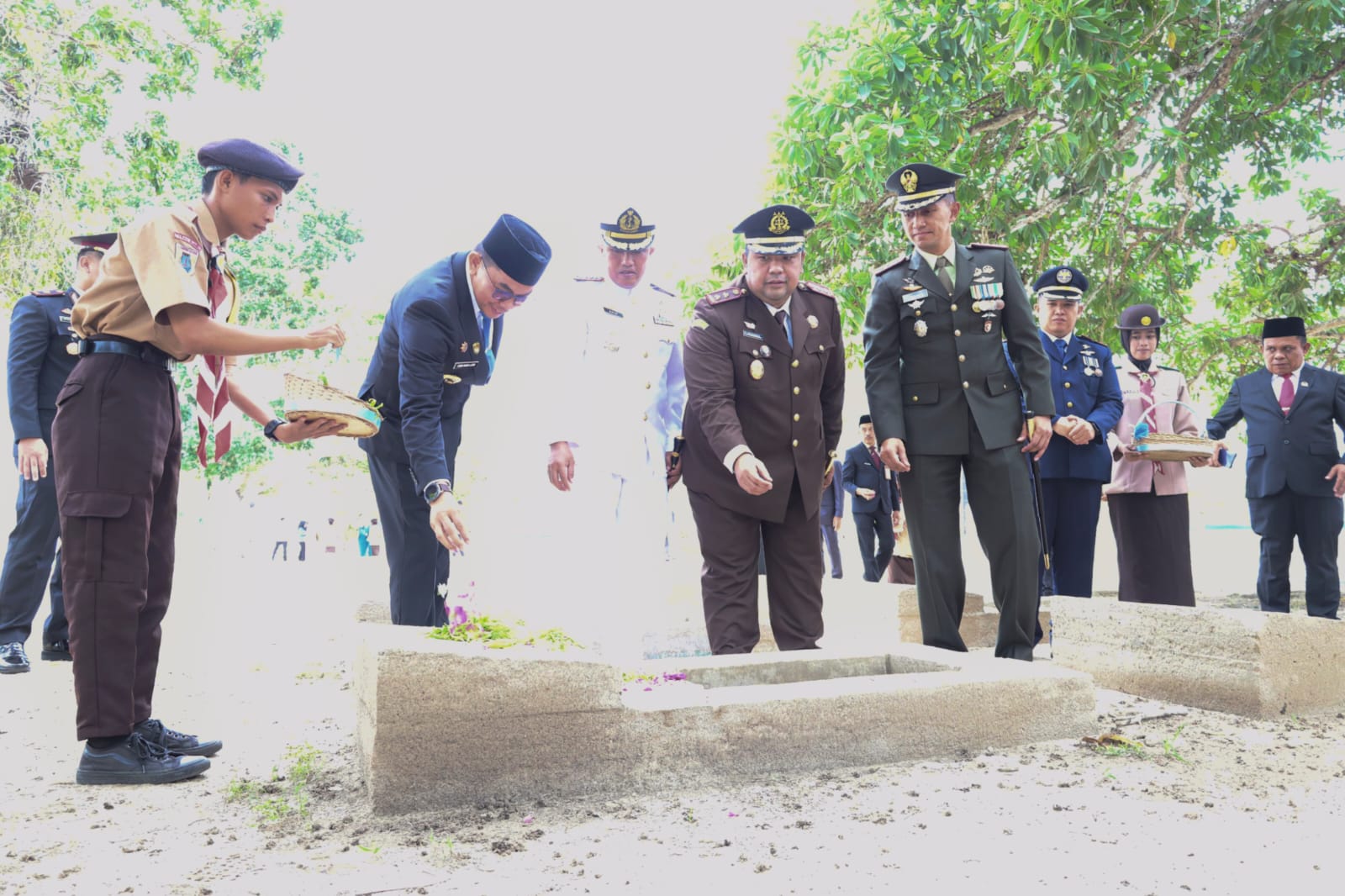Bupati Andi Rudi Latif Ziarah Makam Pahlawan Peringati Harkitnas dan Proklamasi ALRI Divisi IV Kalimantan