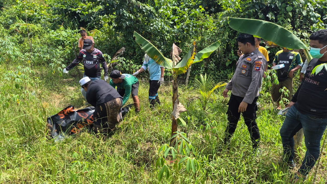 Seorang Pria Ditemukan Meninggal di Kebun, Polres Tanbu Lakukan Pengamanan TKP