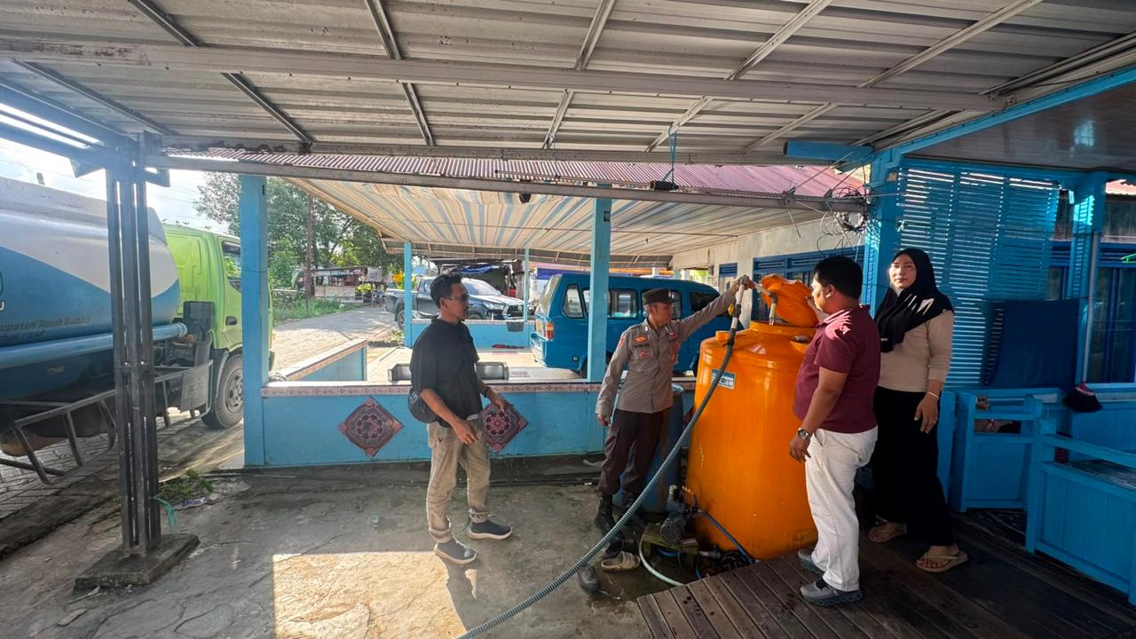 Polres Tanah Bumbu Salurkan 20 Ribu Liter Air Bersih untuk Warga Desa Segumbang