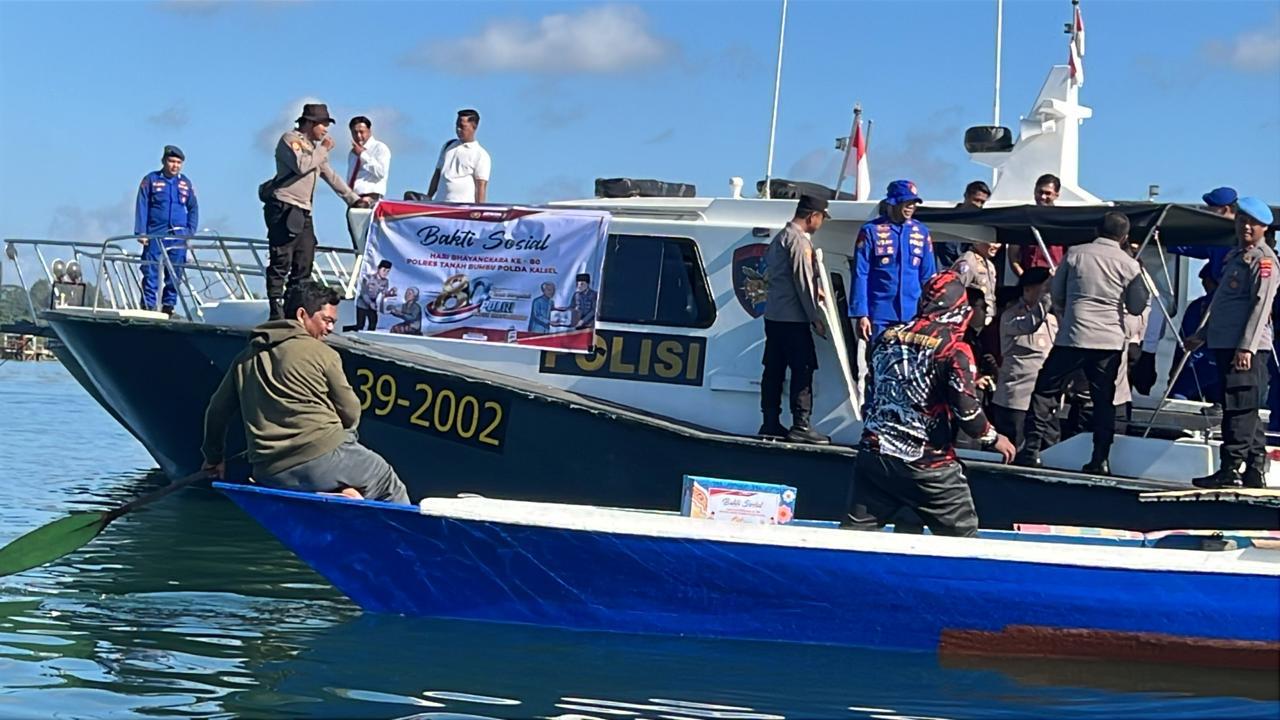 Polres Tanah Bumbu Salurkan Paket Sembako untuk Nelayan di Perairan Pulau Burung Laut