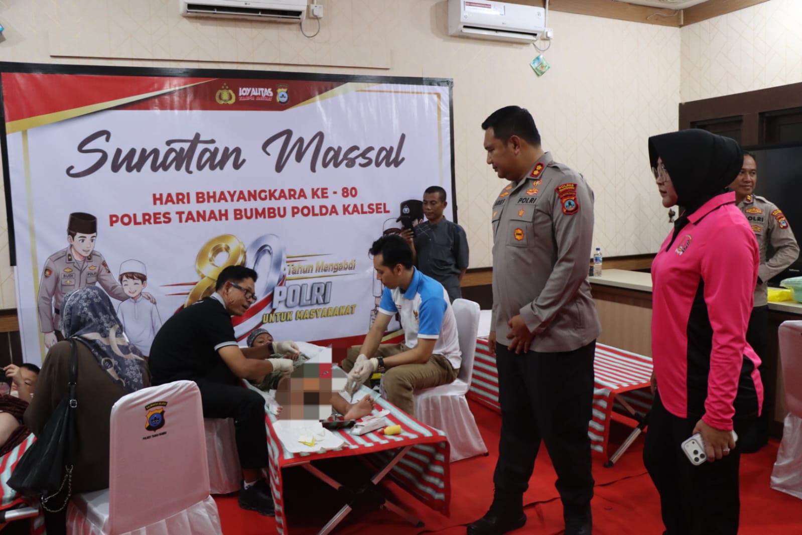 Polres Tanbu Gelar Bakti Kesehatan Hari Bhayangkara ke-80, Warga Ikuti Donor Darah hingga Sunatan Massal