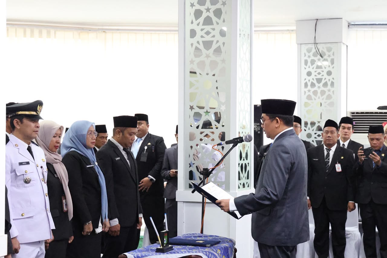 Bupati Andi Rudi Latif Lantik Pejabat Administrator dan Pengawas, Tekankan Hormati Orang Tua dan Taat Pemimpin