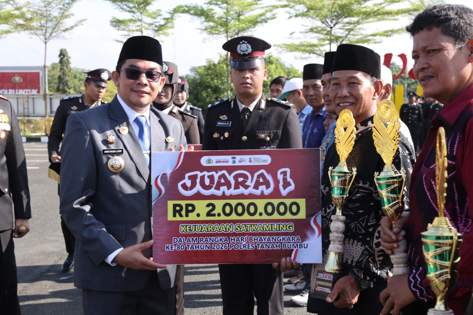 Bupati Andi Rudi Latif Serahkan Piagam Penghargaan Kepala Relawan Kemanusiaan di HUT Ke-80 Bhayangkara