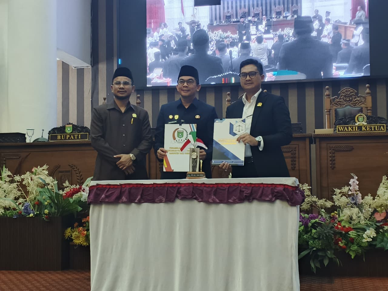 DPRD Setujui Raperda LPj APBD 2025, Bupati Tanbu Sampaikan Apresiasi