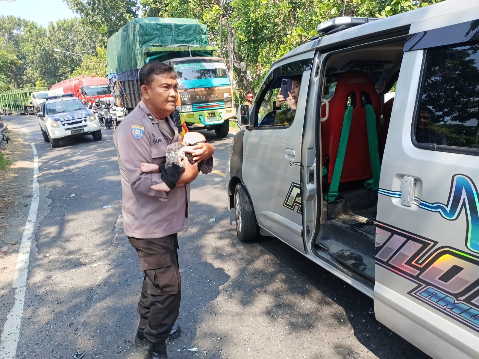 Aksi Heroik Bhabinkamtibmas Polsek Bagor Selamatkan Bayi Korban Kecelakaan Bus di Nganjuk, Tuai Pujian Warganet