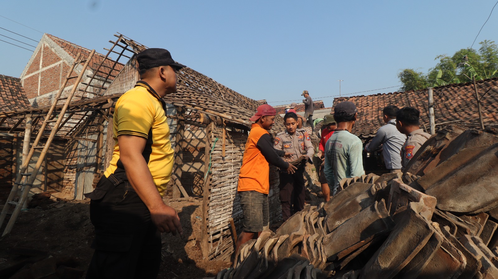 Bedah Rumah Sojo Resmi Dimulai, Polres Nganjuk dan PWI Bersinergi Wujudkan Hunian Layak di HUT Bhayangkara ke-80