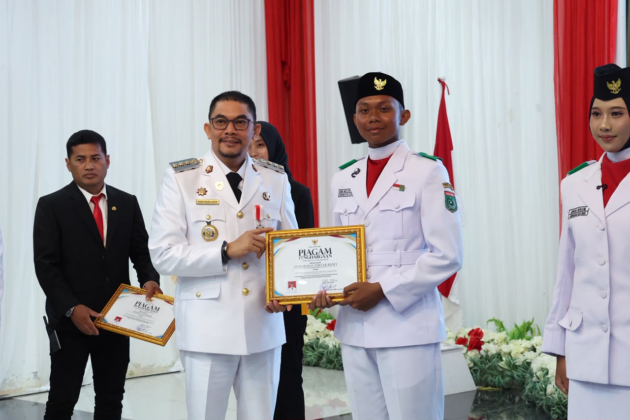 Bupati Andi Rudi Latif Apresiasi Paskibraka Angkatan 23 Tanah Bumbu, Berikan Beasiswa Pendidikan
