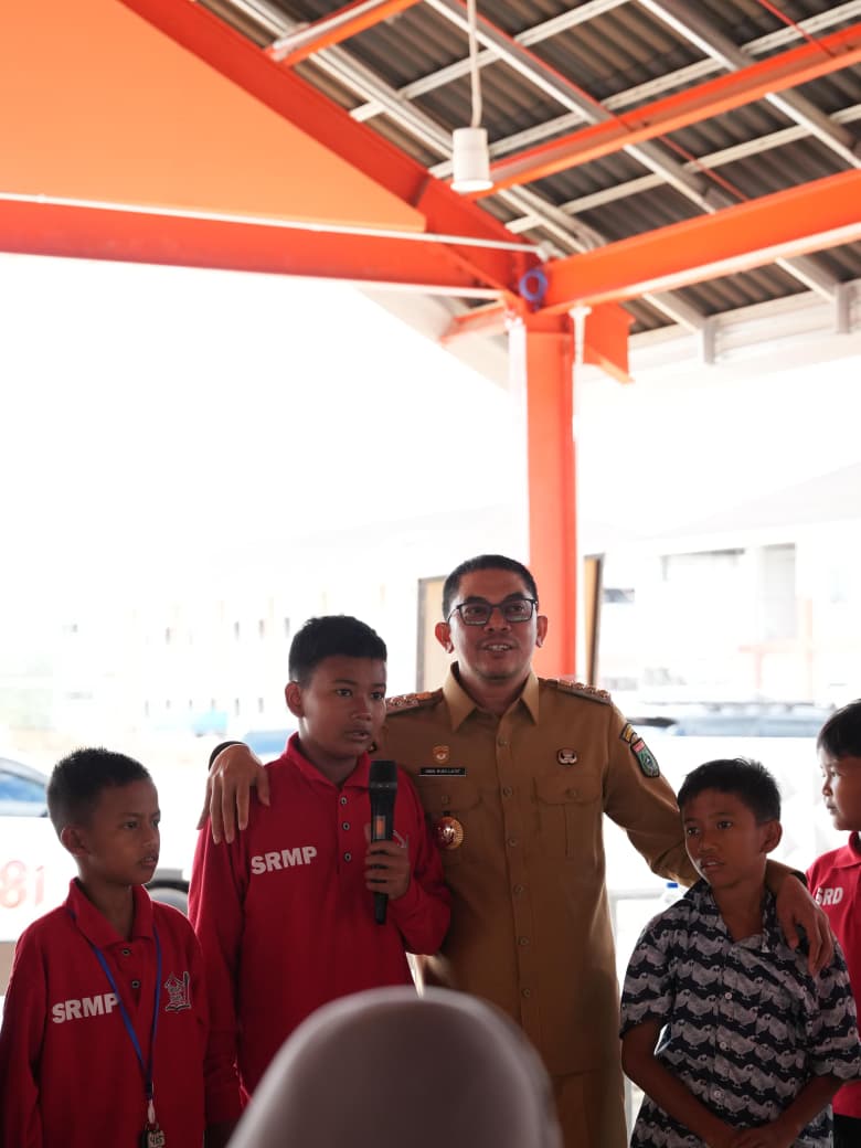 Bupati Andi Rudi Latif Berbagi Pengalaman dan Motivasi Murid Sekolah Rakyat di Tanah Bumbu