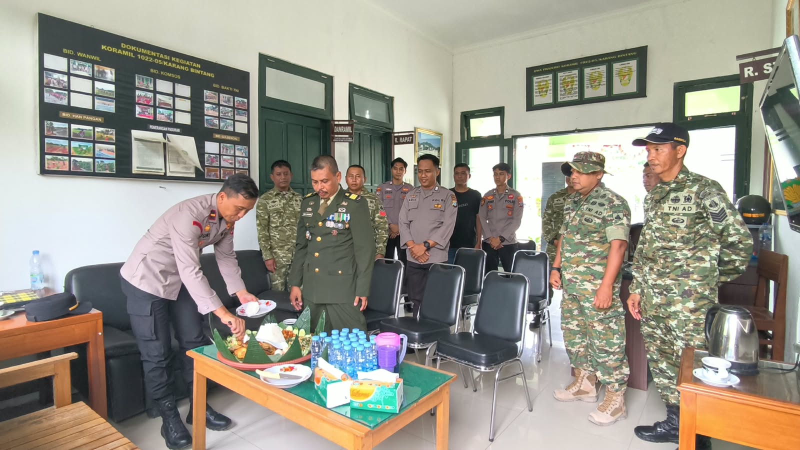 Peringati HUT ke-81 TNI, Koramil 1022-05 Karang Bintang Terima Silaturahmi Kapolsek Karang Bintang