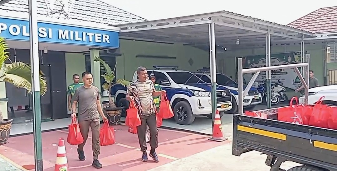 Posko Satu Jiwa Bersama Subdenpom Gelar Jumat Berkah, Salurkan 20 Paket Sembako untuk Warga Tanah Bumbu